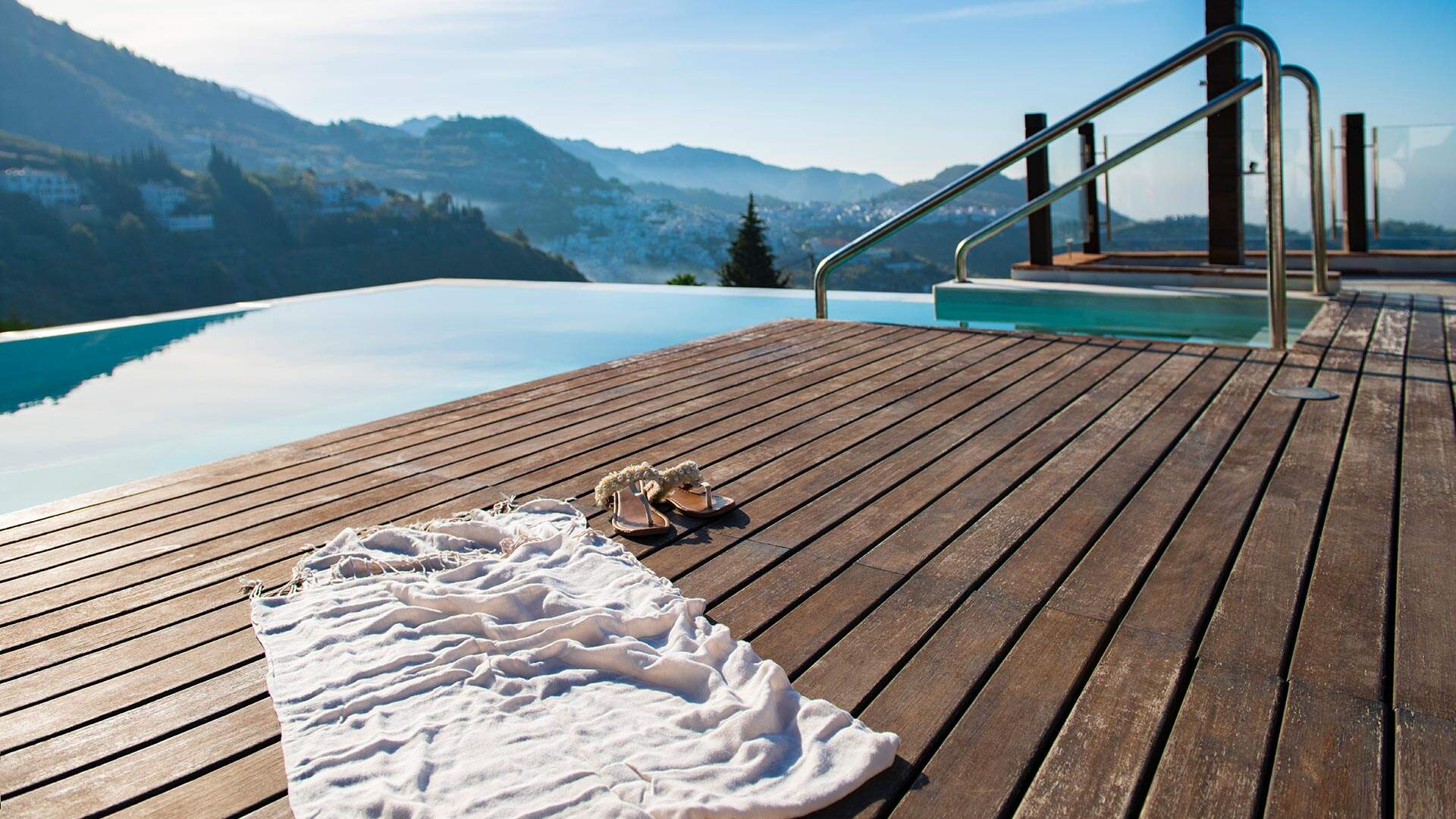 Vlonder aan inifinity pool met uitzicht over bergen