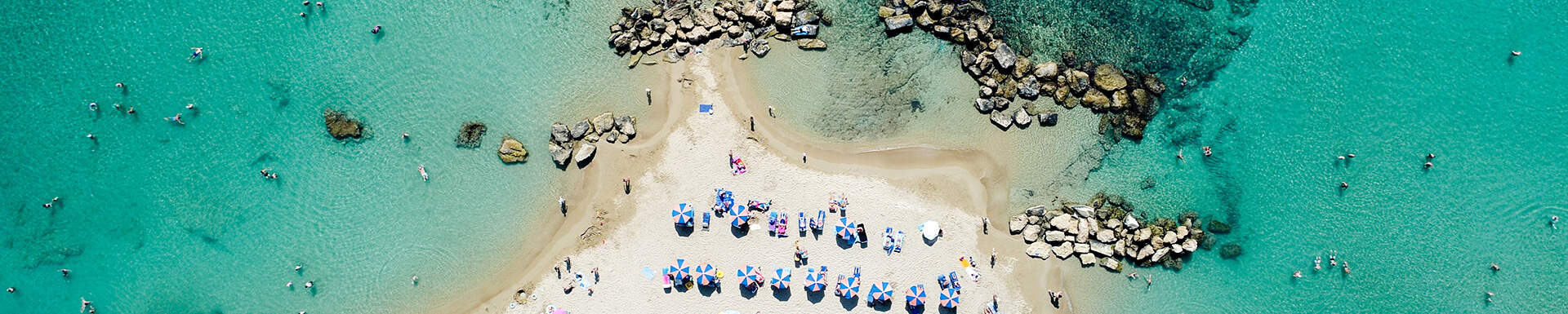 Bovenaanzicht van een strand in Cyprus en een helderblauwe zee