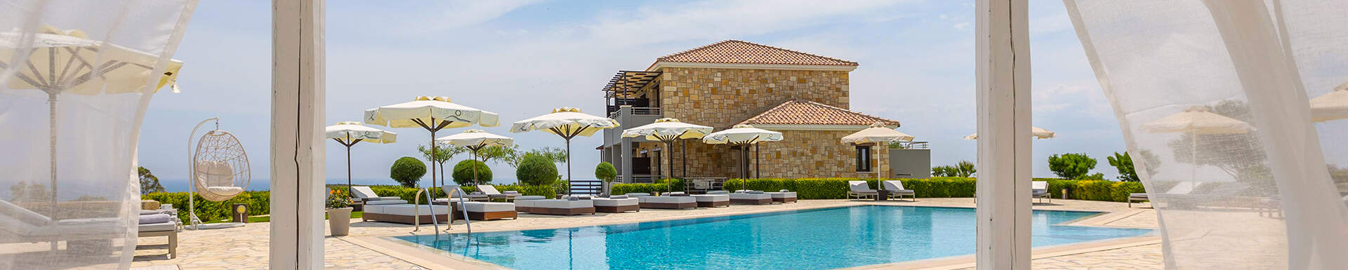 Griekse vakantievilla met zwembad ervoor
