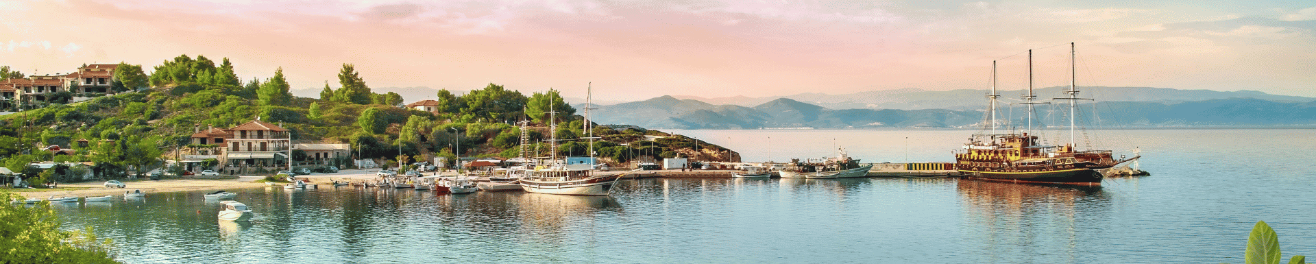 Chalkidiki aan zee met een haventje met boten in het water