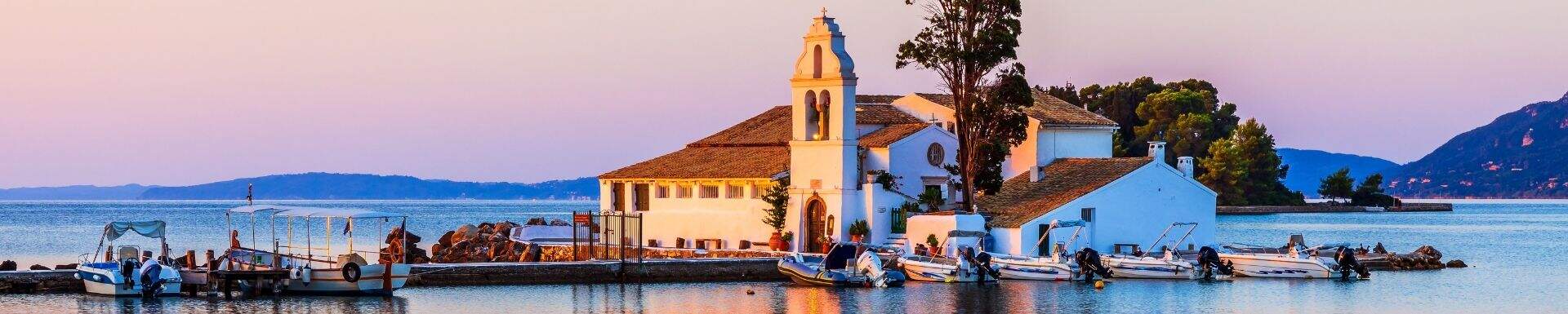 Eilandje bij Corfu met roze lucht