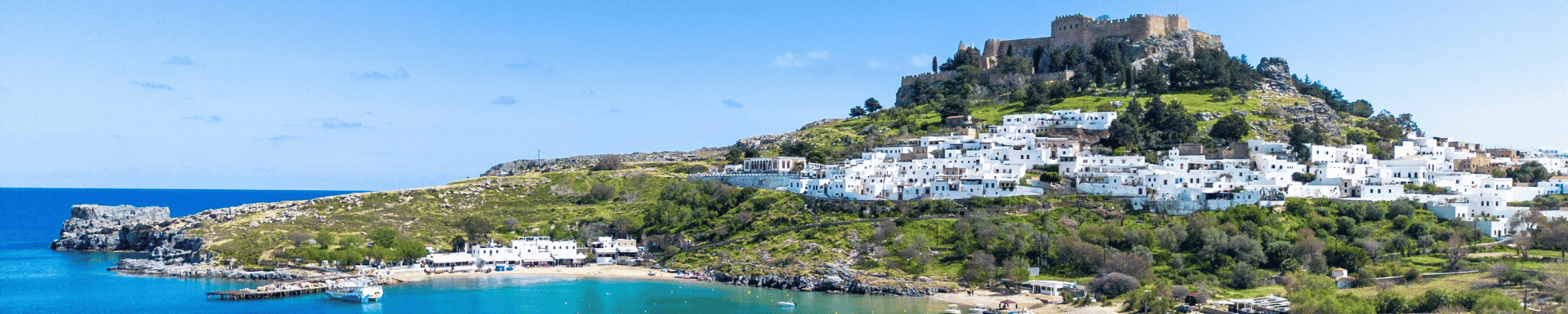 Lindos is een klein witgekalkt dorp en de Akropolis, het landschap van Rhodos-eiland in de Egeïsche Zee
