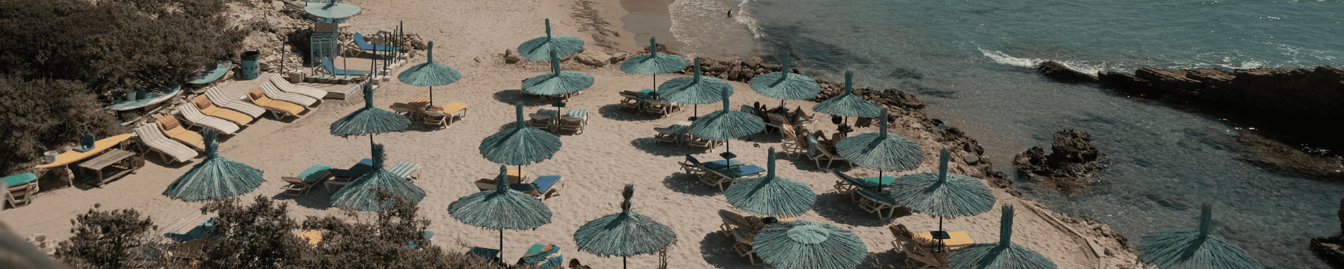 Tripiti strand Kos blauwe parasollen