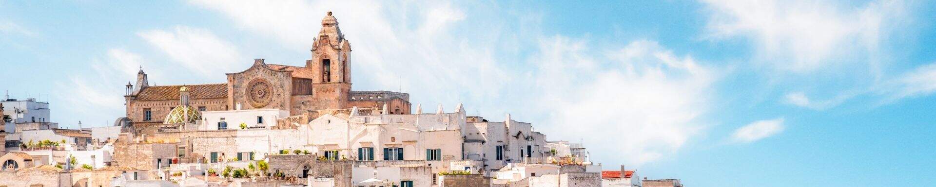 Stadje op een heuvel in Puglia, Italië, met een kerk op de top
