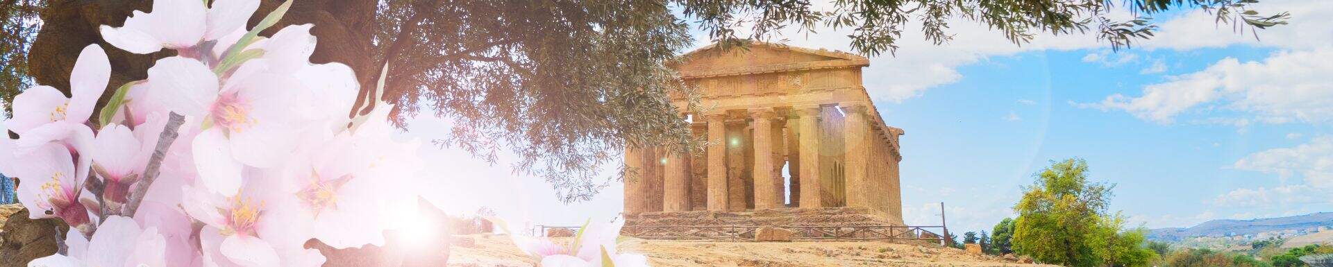 Tempel op een heuvel met bloemen eromheen, Sicilië