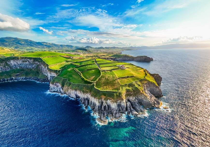 Groene en ruige kustlijn van de Azoren