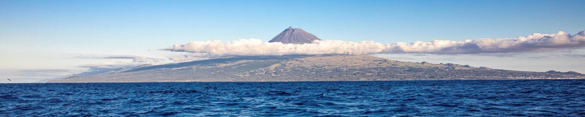 Vulkaan op de Azoren, vanaf de zee gefotografeerd
