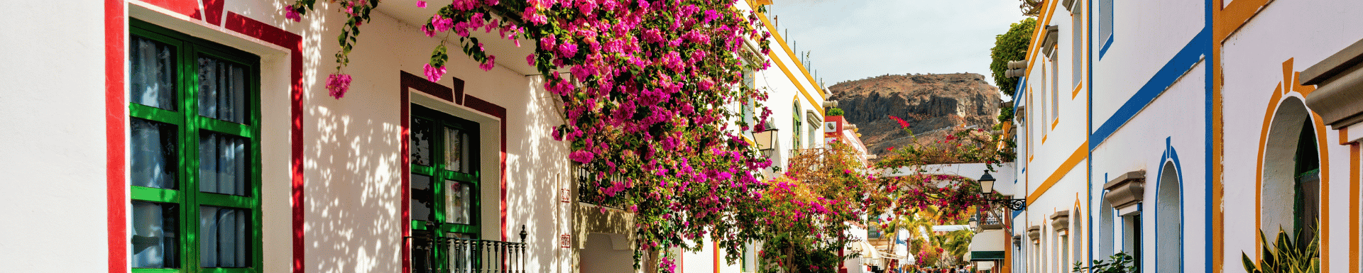 Straat met bloeiende bloemen in Puerto de Mogán, Gran Canaria, Spanje.