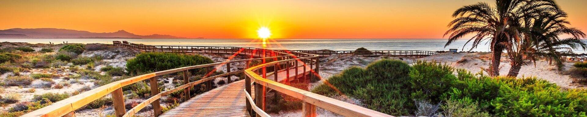 Zonsondergang bij het strand in Alicante, Spanje