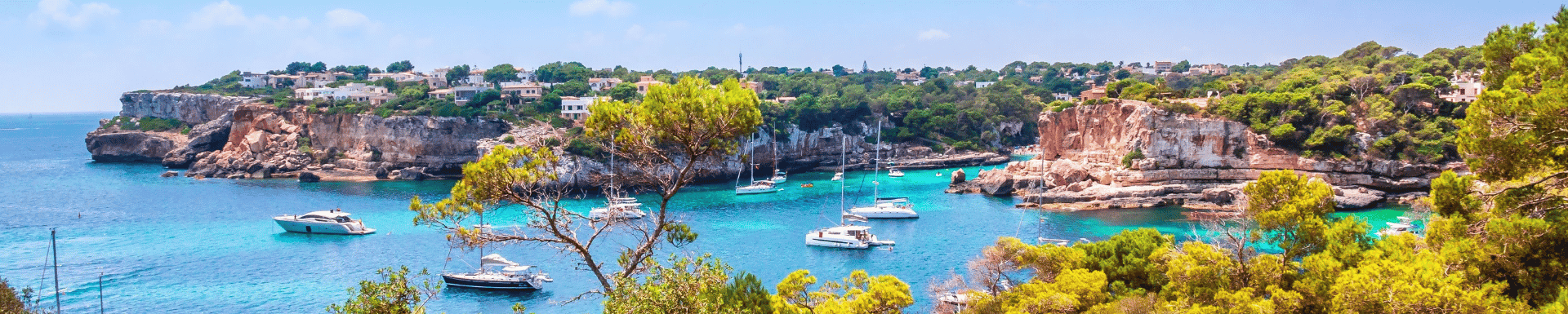 Een schilderachtig panoramisch uitzicht op een rustige zee met boten in Mallorca
