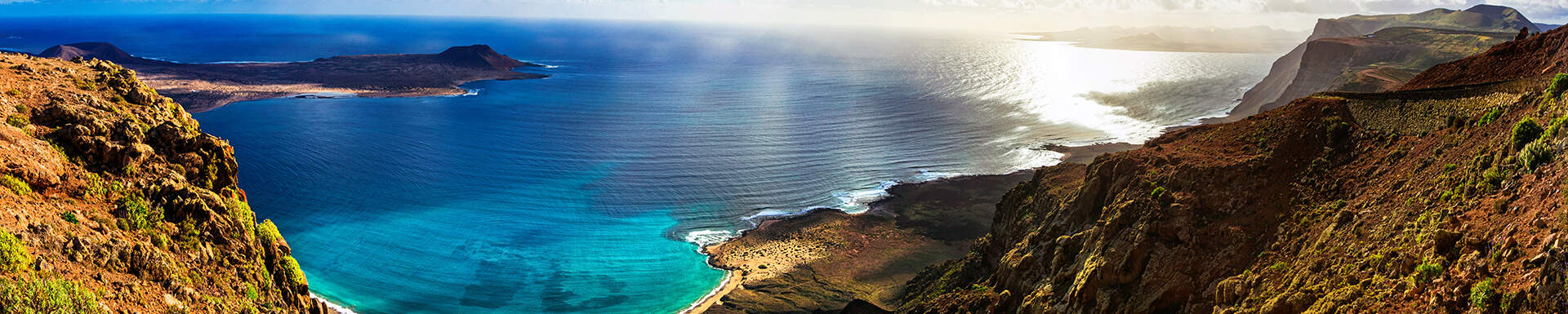 Uitzicht vanaf de bergen op de zee van Lanzarote, Spanje