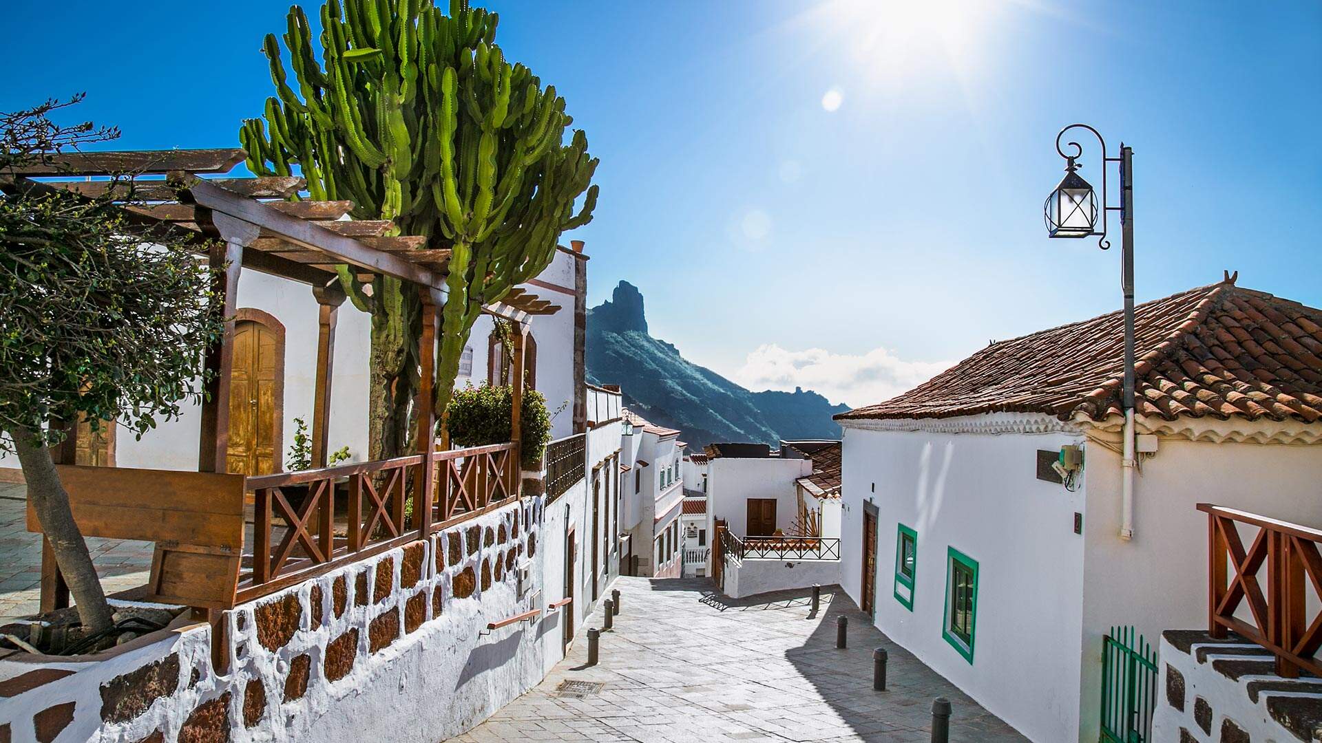 Zon schijnt op Tenerife, witte gebouwen en berg op achtergrond