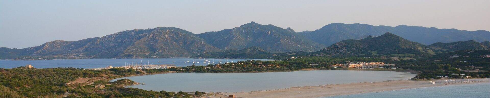 Uitzicht over zee en bergen Sardinië 