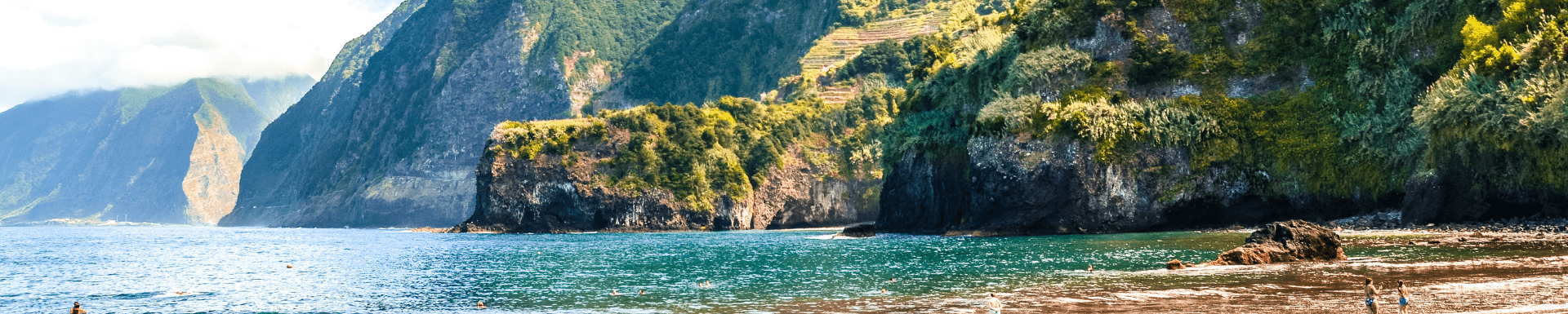 Uitzicht op bergen en zee in Seixal, Madeira