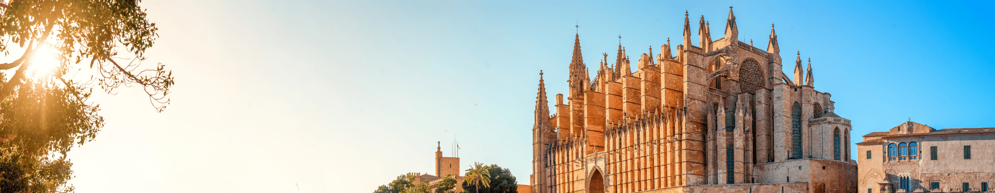 Blauwe lucht en een stukje van de kathedraal van Santa María van Palma