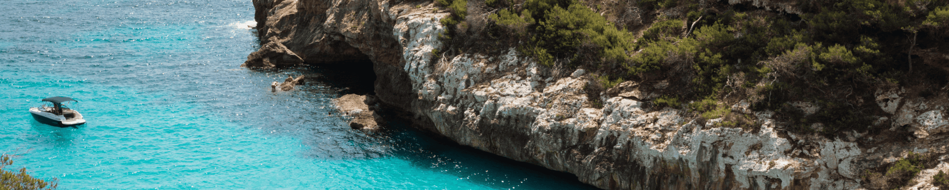 Caló del Moro strand met uitzicht over kliffen en helderblauw water