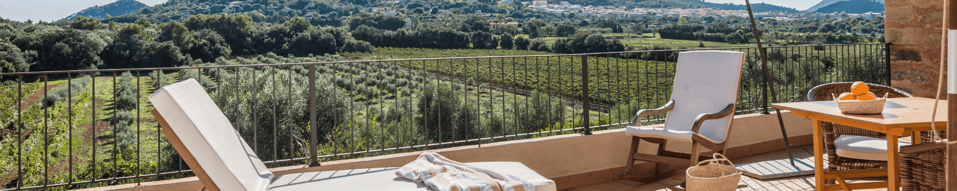 Balkon in een hotel in Mallorca met uitzicht over de groene natuur